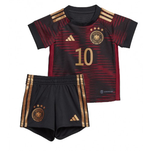 Tyskland Serge Gnabry #10 Bortaställ Barn VM 2022 Kortärmad (+ Korta byxor)